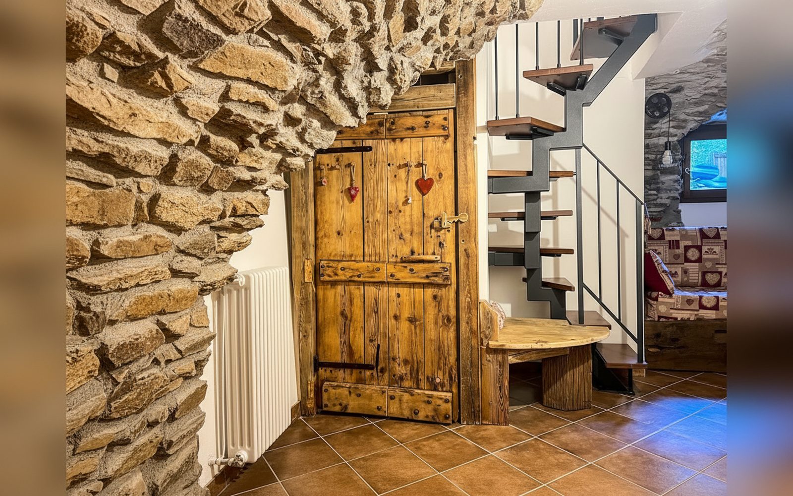 Le Coin d’Antan, scala a chiocciola e porta in legno