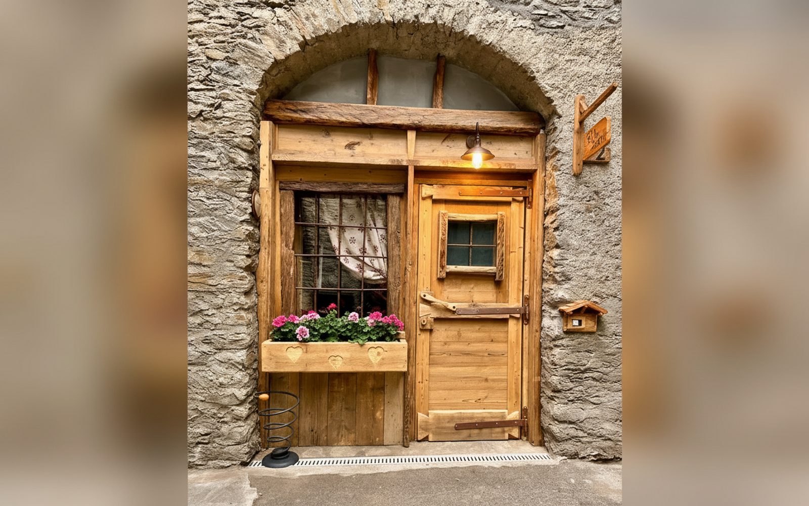 Petit Abri, ingresso in legno nella casa in pietra