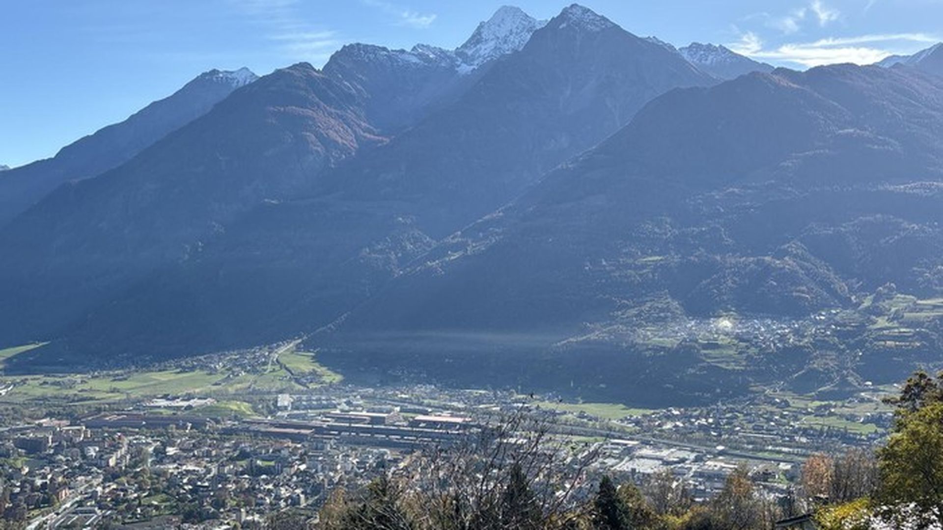 Panorama della conca di Aosta e delle montagne della Valle d'Aosta