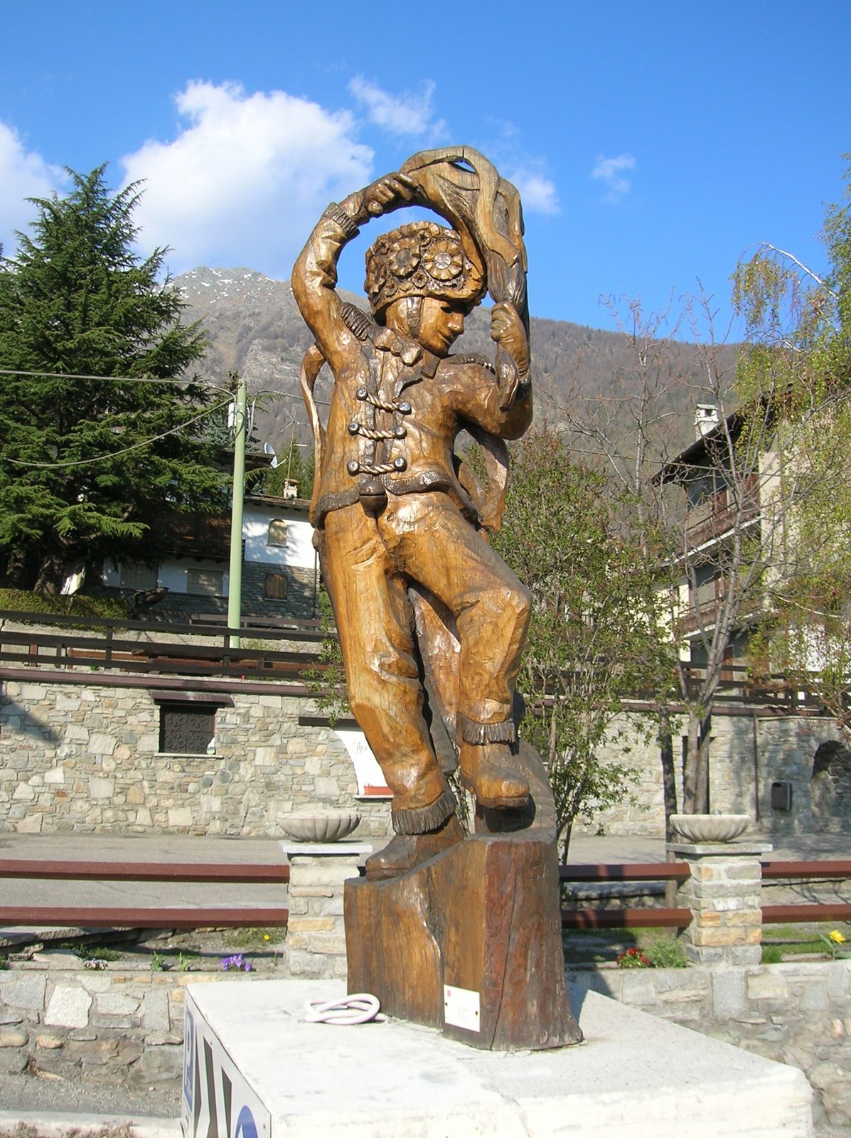 Statua in legno che raffigura una landzetta, la maschera del Carnevale della Coumba Freida, a Étroubles