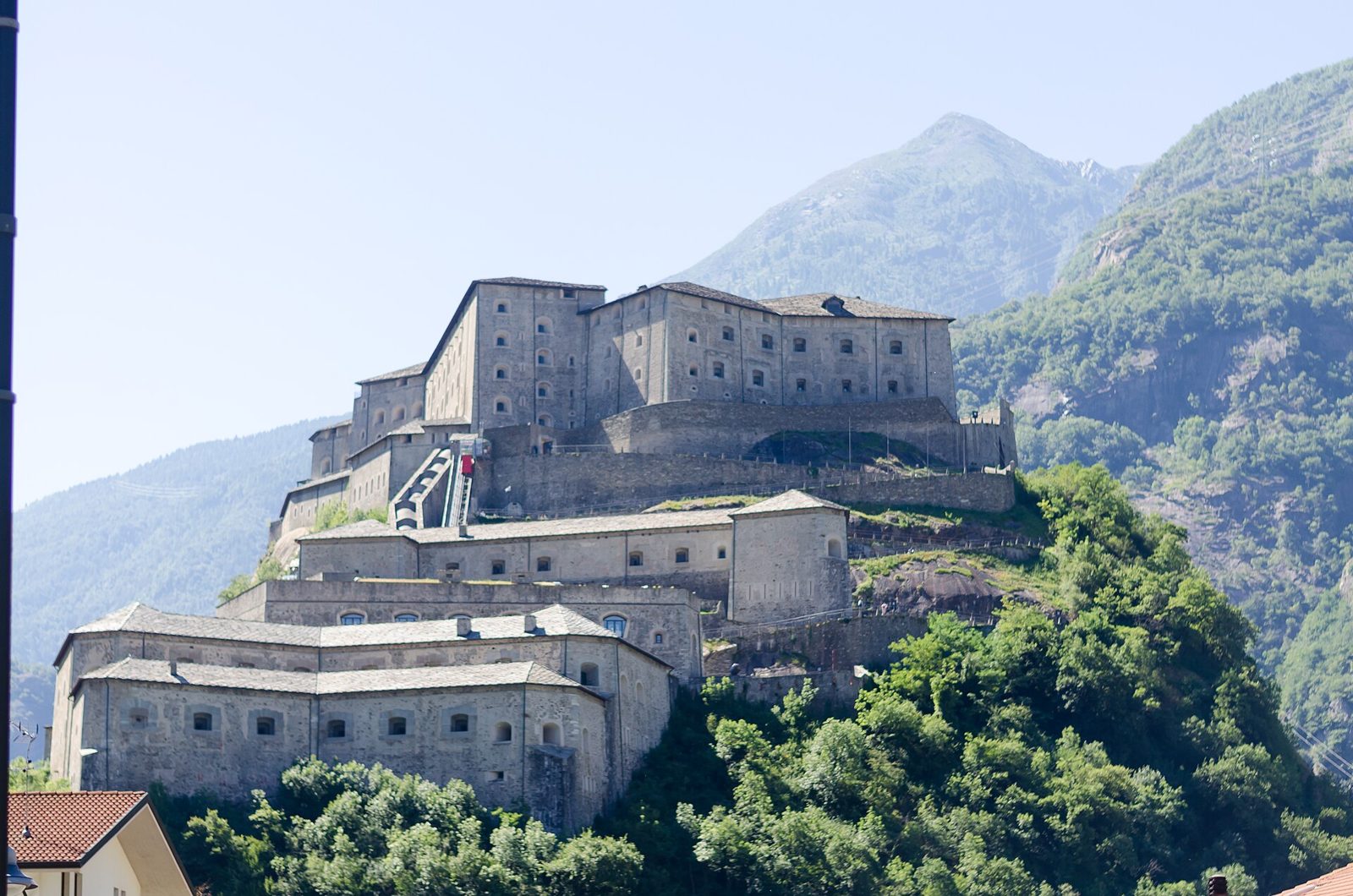 Il Forte di Bard su uno sperone roccioso, con i suoi livelli fortificati e le montagne della bassa Valle d'Aosta