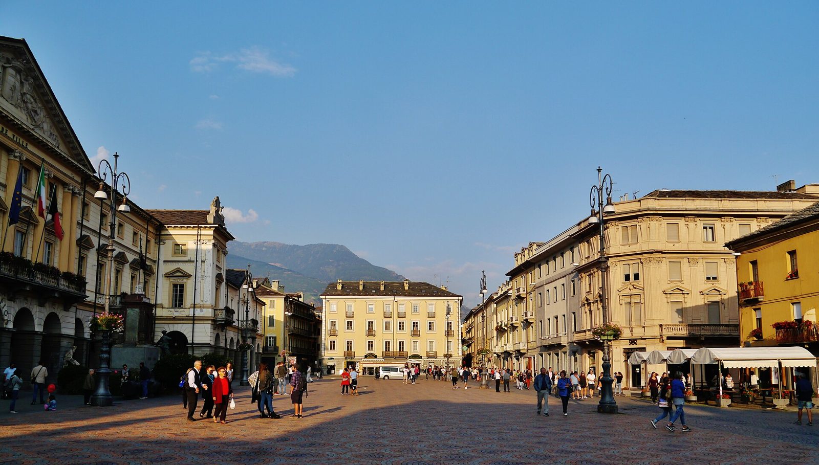 Piazza Émile Chanoux nel centro di Aosta con il municipio e le montagne sullo sfondo